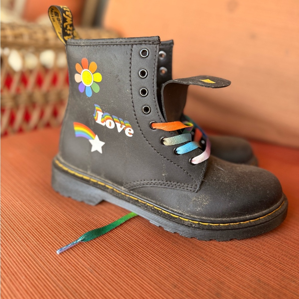 Dr. Martens Kids Black Rainbow Love Flower Lace-Up Boots